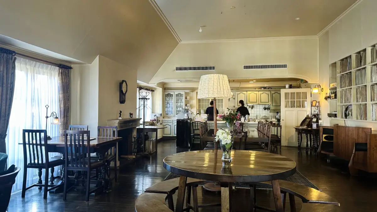 High ceilings and antique English furniture that crossed the seas a century ago